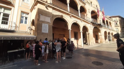 Familias afectadas por el corte de luz de sus casas protestan ante el Ayuntamiento de Lorca