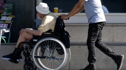 Una persona en silla de ruedas
