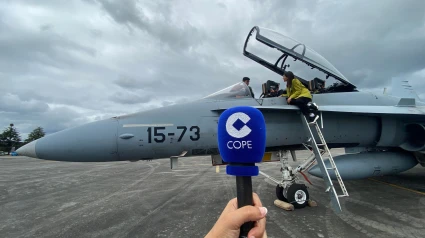 COPE, en el aeródromo militar de Santiago, delante de un F-18