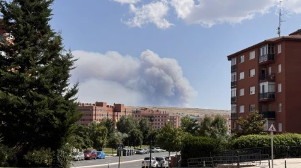La Junta activa la situación operativa dos ante la evolución del incendio de Navaluenga (Ávila)En la foto, columna de humo vista desde la ciudad de Ávila.Ávila, 18-07-2025Foto: Rmestudios______________- Crédito obligatorio: Rmestudios- Copyright © www.rmestudios.com- Solo uso permitido para ilustrar la noticia que aparece en la descripción/pie de foto- Solo uso editorial