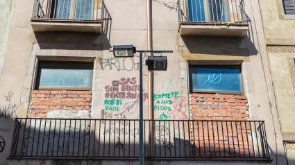 Exterior de dos pisos okupados en España