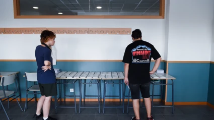 Dos jóvenes ejercen su derecho a voto en Boadilla del Monte