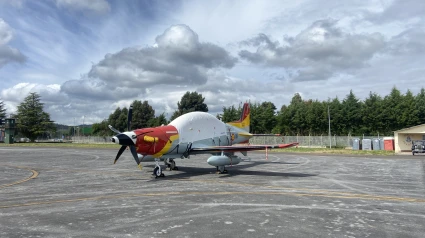 El avión en el que hará las prácticas la Princesa Leonor, protegido antes del comienzo de la jornada de puertas abiertas en Santiago