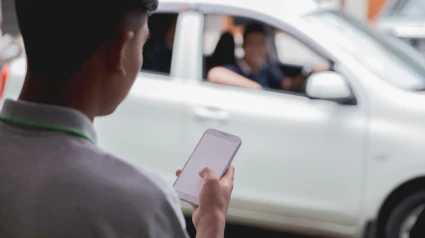 Persona pidiendo Uber. Imagen de archivo