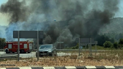El incendio a la altura de la AP7 en Ondara ha generado una gran columna de humo