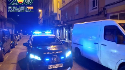 Imagen de archivo de un coche de la Policía Nacional en una calle de Santander.
