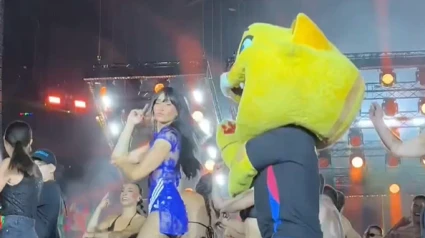 CAT, la mascota del Barcelona, se cuela en el concierto de Aitana