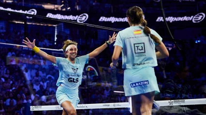 Bea y Claudia celebran el título