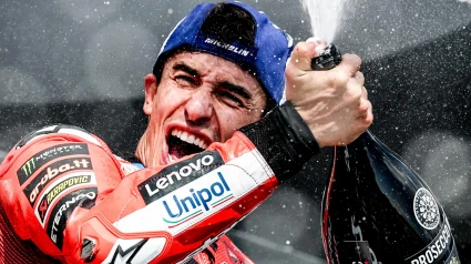 El español Marc Marquez (Ducati) celebra en el podio tras vencer en la carrera Moto GP del Gran Premio de la República Checa en el Automotodrom de Brno