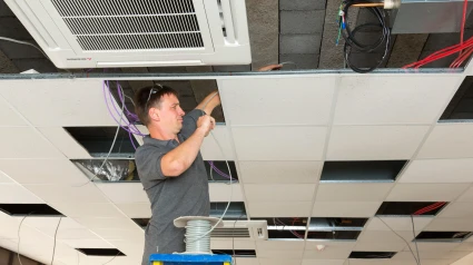 Un electricista en plena instalación