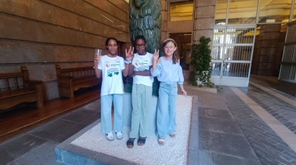 Dos niñas saharauis posan junto a una de las niñas aragonesas en el zaguán del Ayuntamiento de Zaragoza