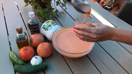 Una persona preparando un gazpacho