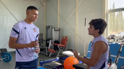 Arriaga conversa con Carlos Álvarez en la ciudad deportiva