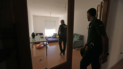 Dos agentes de Guardia Civil acceden a una casa okupa