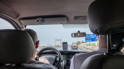 La gente conduce por una autopista española cerca de Valencia mientras utiliza un sistema de navegación GPS que muestra la infraestructura.