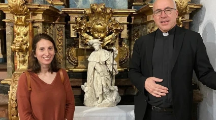 Milagros Martínez con el párroco de San Roque y la imagen restaurada
