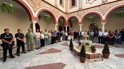 Concentración en el Ayuntamiento de Alcalá en memoria de los operarios fallecidos en el accidente laboral