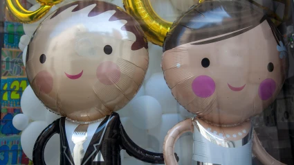Celebra los 25 años de casada con su marido y la fiesta acaba de la peor forma por lo que hace su hija: "Llorando"