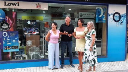 La concejala de Comercio, en el centro,  junto a representantes de las asociaciones de comerciantes