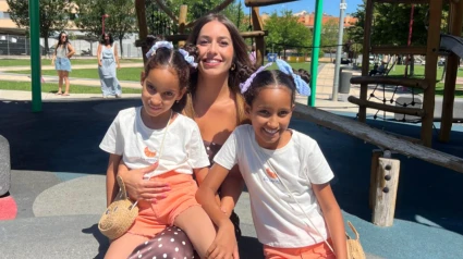 La sonrisa de Idoia junto a  las dos niñas saharauis acogidas