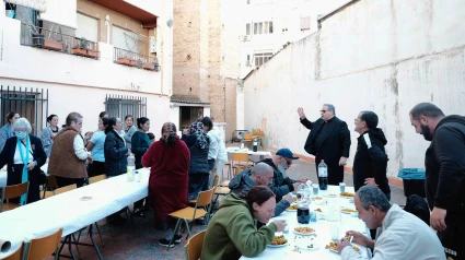 La Asociación Apostolado de la Divina Misericordia de Valencia ofrece la comida de fraternidad para personas sin hogar