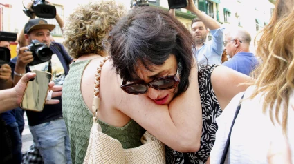 Juana Rivas a su llegada al punto de encuentro fijado por orden judicial para que su hijo menor se reencuentre con su padre, el italiano Francesco Arcuri, que tiene la custodia, este martes en Granada. Su llegada se ha producido sobre las 10:40 horas, minutos después de que el Tribunal Constitucional (TC) inadmitiera la petición de medidas cautelares solicitada por los abogados de Juana Rivas para suspender la entrega del niño. Daniel, de 11 años, ha llegado acompañado por su madre, que, visiblemente afectada, ha accedido al punto de encuentro familiar, donde un equipo de psicólogos y de los servicios sociales velará por que el intercambio se produzca de forma tranquila, como acordó la semana pasada el Juzgado de Primera Instancia 3 de Granada. EFE/ Pepe Torres