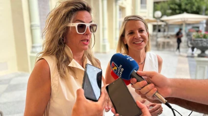 La concejala de Comercio del Ayuntamiento de Huesca, NNuria Mur, y la Presidenta de la Asociación de Comercio y Servicios de Huesca, Susana Lacostena.