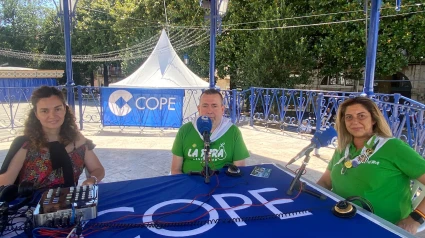 Miembros de La Pera en una entrevista en COPE Cantabria