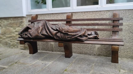 El arzobispo de Santiago agradece la donación de la escultura Jesús sin hogar