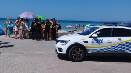 Momento en el que llega la Policía Local a la Playa de Palma