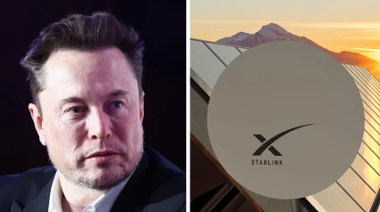 Elon Musk junto a una antena de Starlink