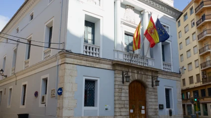 Imagen de la fachada del edificio de estilo neoclásico diseñado por el arquitecto Salvador Escrich y que alberga el Ayuntamiento de Carcaixent