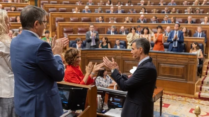 El presidente del Gobierno, Pedro Sánchez, aplaude durante un pleno extraordinario, en el Congreso de los Diputados