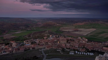 Colorido atardecer sobre la ciudad rodeada de montañas en la provincia de Guadalajara