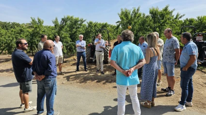Isaac Claver junto al diputado de Obras, Álvaro Bescós, el acalde de Belver de Cinca, Javier Carrasquer, y representantes de las organizaciones agrarias.