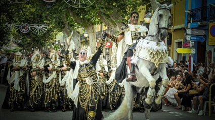 Santiago Escortell desfilando en el desfile de Gala de los Moros y Cristianos de Dénia 2024