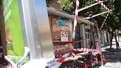 Estado en el que ha quedado la marquesina tras el impacto de un autobús de Tussam