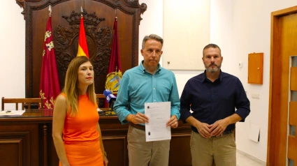 El alcalde, Fulgencio Gil, muestra la sentencia junto a concejales del equipo de Gobierno
