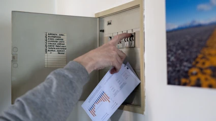 Un hombre sube los plomos de la luz