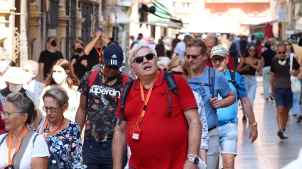Varios turistas pasean por la calles de Málaga