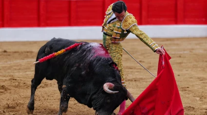 Natural de Juan Ortega al primer toro de su lote de Domingo Hernández