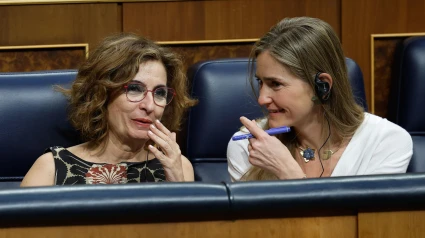 La vicepresidenta primera y ministra de Hacienda, María Jesús Montero (i), conversa con la vicepresidenta tercera, Sara Aagesen
