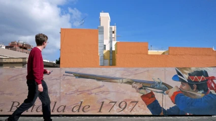 Mural en Santa Cruz de Tenerife, Islas Canarias, España, que conmemora la batalla de 1797 cuando el almirante Lord Nelson de Inglaterra fue derrotado.