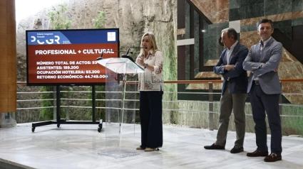La alcaldesa de Granada, Marifrán Carazo, ha intervenido en la presentación del balance del Palacio de Congresos, en la imagen en presencia de su director, Francisco Barranco, y el primer teniente de alcalde, Jorge Saavedra