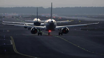 Imagen de dos aviones en el aeropuerto de Frankfurt