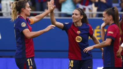 La centrocampista del FC Barcelona Aitana Bonmatí, la centrocampista Alexia Putellas y la delantera Claudia Pina
