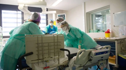 Personal médico atendiendo a pacientes afectados por la COVID-19