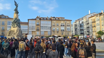 Plaza de la Virgen Blanca con protesta