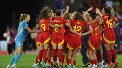 Las jugadoras de la selección española celebran la clasificación para la final