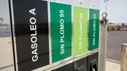 Surtidores de gasolina sin plomo y diésel en una gasolinera de Playa Blanca, Lanzarote, Islas Canarias